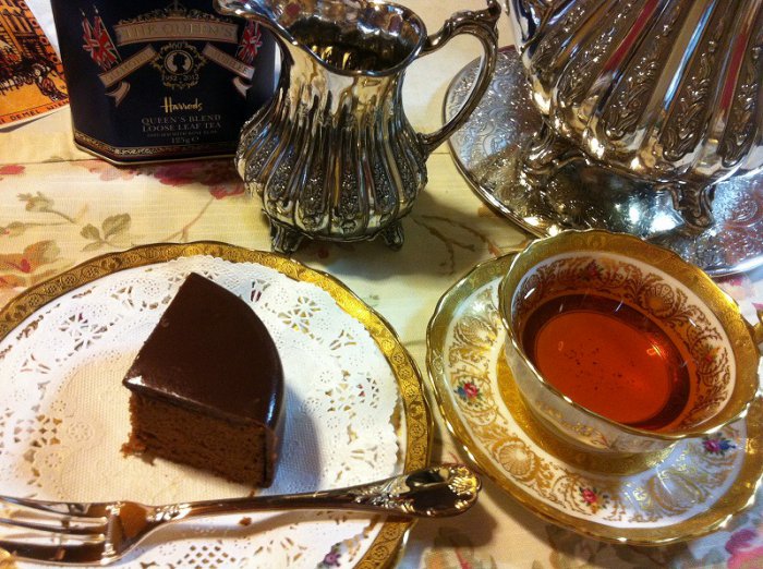 チョコレートケーキとウバ。水色が赤くて綺麗。