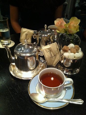 パリの老舗のラデュレ・サロン・ド・テの紅茶はネーミングがとても素敵。この紅茶は「テ・メランジェ・マリー・アントワネット」という名前です。