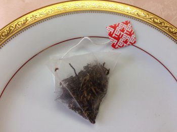 こちらは最近増えてきたピラミッド型のもの。茶葉がジャンピングしやすいのでオーソドックスな形のものより紅茶がおいしく淹れられます。