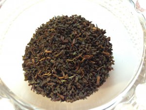 中国種の茶葉で作った紅茶。発酵が弱いせいか茶葉の色が薄い