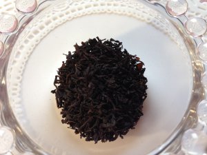アッサム種の茶葉。発酵が強いせいか茶葉の色が濃い。