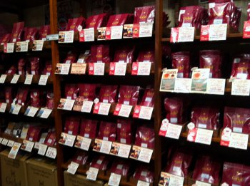ジークレフ店内。棚を埋め尽くす圧巻の品揃えです。何杯でも試飲をさせてくれます。