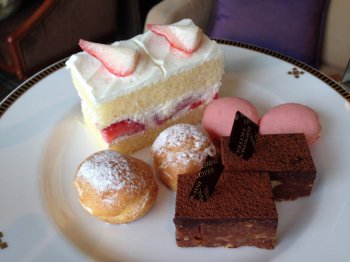 帝国ホテルのアフタヌーンティー、ケーキスタンドに乗ったお菓子やスコーンの写真