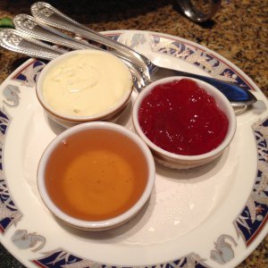 s IMG_9992 スコーンのお供は、クロテッドクリーム、はちみつ、いちごジャムです。