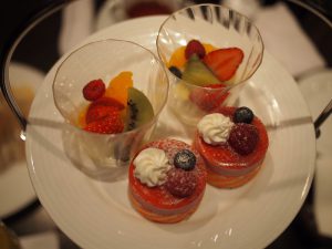 s PC120498 ケーキだけじゃなくて、フレッシュフルーツもあるのが嬉しい
