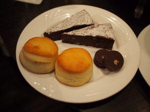s PC120499 中段にもケーキがありました!