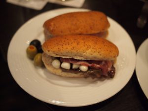 s PC120500 生ハムとモッツァレラのサンドウィッチ。とっても美味しかったです。