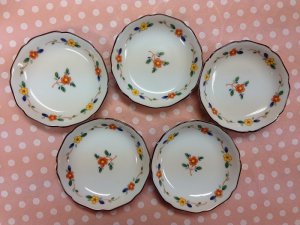 洋食器は6つで1セットが基本ですが、和食器は5つで1セットが基本です。