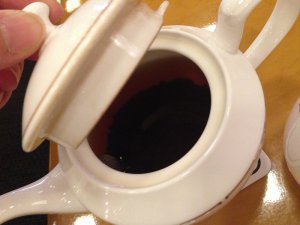 ポットの中には茶葉が入っていました。きちんと計量しているようで薄くなく美味しい紅茶でした。