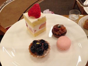 s IMG_1089 上段のケーキ。ショートケーキが乗っているのがうれしい