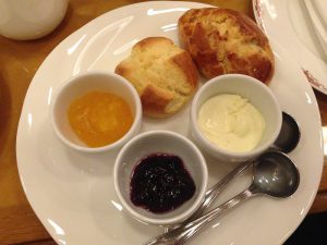 s IMG_1090 クロテッドクリームとジャムのほかにマーマレードも添えてありました。