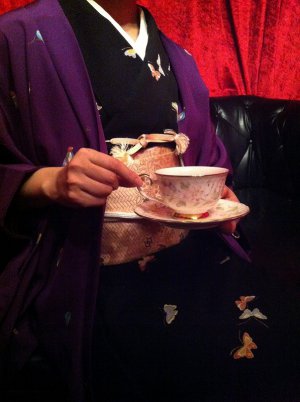 紅茶をローテーブルでいただくときはソーサーも一緒に持ちましょう。