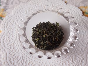 インド ジュンパナ茶園のダージリンファーストフラッシュの茶葉
ファーストフラッシュの茶葉はこのように緑色をしています。