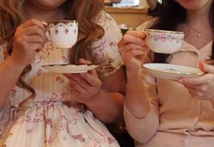 ティーカップは片手で持ちましょう。