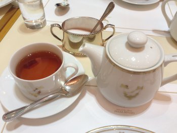 リボンとバラのロゴが可愛らしいカップ。軽食のセットの紅茶もポットサービスでした。