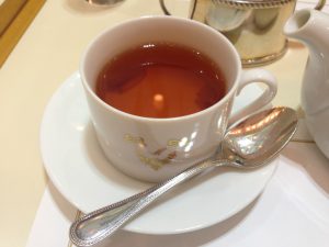 sIMG_16861 紅茶は「今田美奈子オリジナルローズティー」にしました。カップの中にはローズペタルのコンフィチュールが入っています。