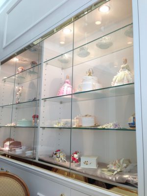 sIMG_2897 ショーケースにはシュガーデコレーションのお姫様が並んでいました。