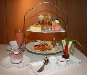 この日私たちは15:00頃伺ったのですが、ケーキスタンドが足りなくなってしまったそうで、スタンドなしでサーブされてしまいましたが、実際はこのようなスタイルでサーブされます。