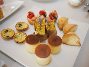 下段 サンドウィッチ、スコーン