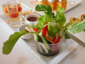 別皿の野菜スティックとトマトゼリー