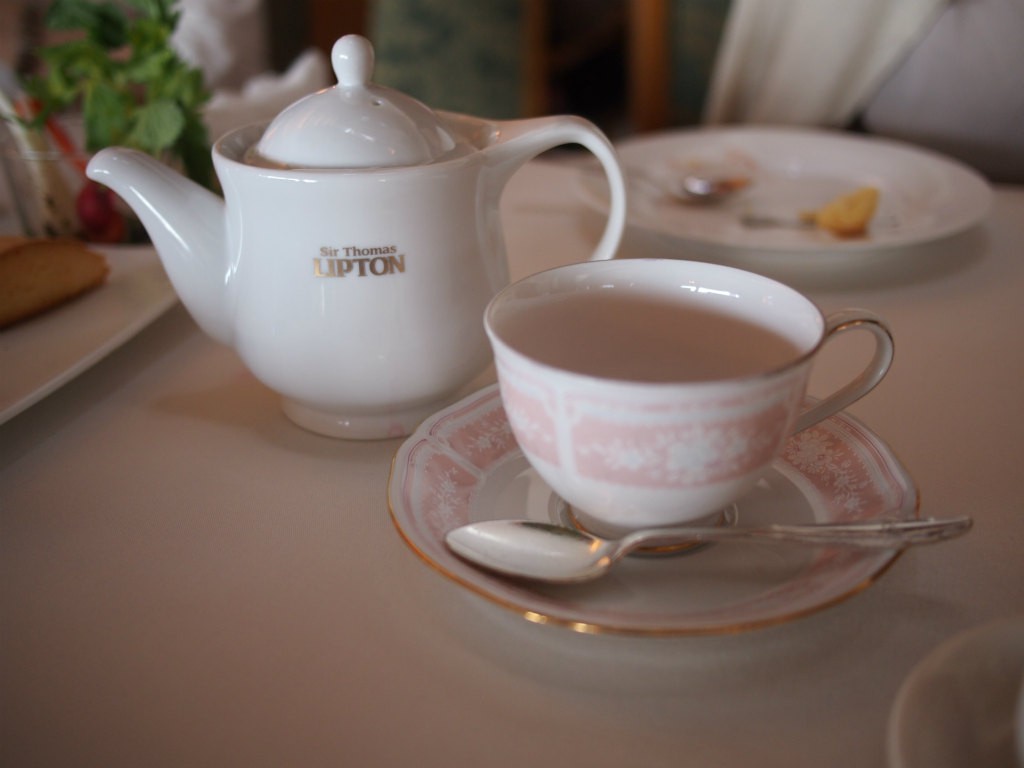 紅茶はカップサービスなのに対し、ハーブティーはポットサービスでした。