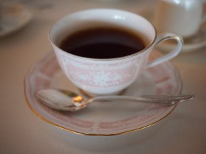 ティーカップはnoritakeのレースウッドゴールド。ピンクとブルーを交互に出してくれました。