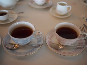 どちらもアッサムティー。写真だとわかりづらいですが、一つはミルクティーにしたいので濃いめにお願いします。とオーダーしたら、ちゃんと濃く淹れていただけました。
