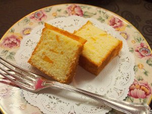 こちらはオレンジのパウンドケーキ。焼き菓子は日持ちするのでとっても便利ですね。