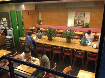 地下一階といっても明るい雰囲気の店内。左の方には紅茶の販売コーナーもあります。