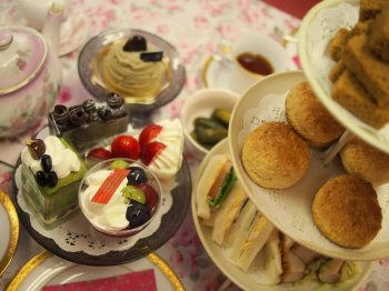 さっぱりとしたブドウのムースと甘さ控えめのショートケーキにはさっぱりした紅茶をあわせました。