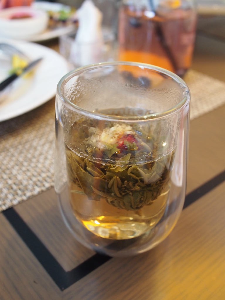 こちらは中国茶の工芸茶「双龍戯珠」です。