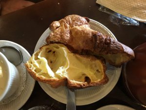 ポップオーバー。ポップオーバーはアメリカニューイングランド地方で食べられているパンです。