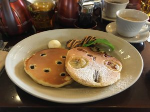パンケーキ。左はブルーベリー、右はバナナ&ピーカンナッツです。このほかプレーンのパンケーキも選べます。