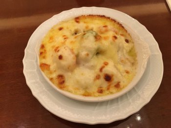 ファンが多いシーフードグラタンがセットになるなんて!素敵なハイティーセットです。