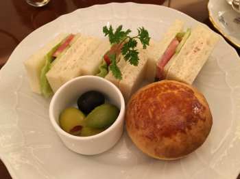 下段はサンドウィッチとスコーンとピクルス