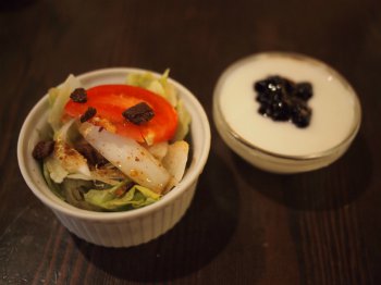 セットについてくるミニサラダとミニヨーグルト