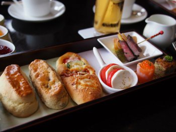 1皿目のセイボリーとスコーン