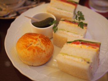 下段はサンドウィッチとスコーンとピクルス