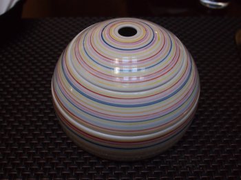 こちらはカラフルなほうの球型三段重です。