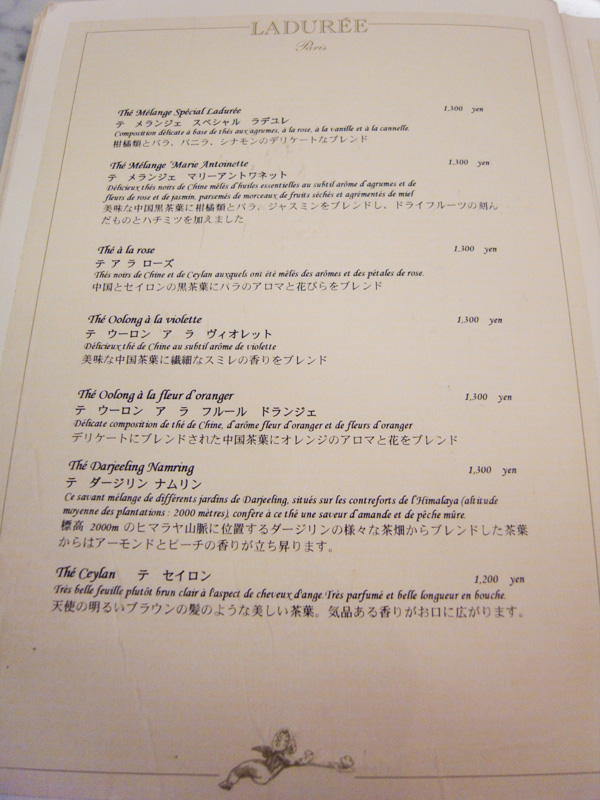 ラデュレ・サロン・ド・テの紅茶のメニュー。このように紅茶のことを詳しく説明してあるメニューだと分かりやすくて、紅茶の味も想像しやすいですよね。