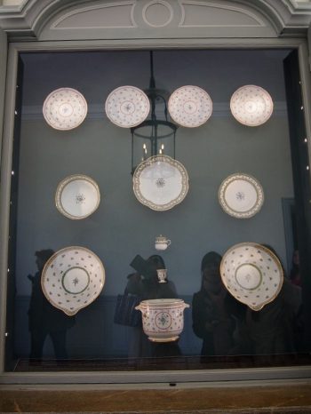 s P60518432 ベルサイユのプチトリアノン宮殿の1Fに展示されているプレート