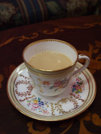 ミルクティーで紅茶を飲むならアッサムやウバ、ディンブラがおすすめ。これらの違いは紅茶をたくさん飲み比べないと、よくわからないかもしれません。