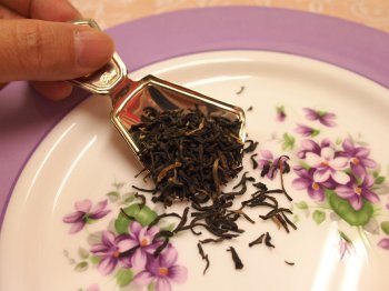 assam leaf オーソドックス製法のアッサム茶葉。茶葉が大きく、金色のゴールデンチップが見えます。