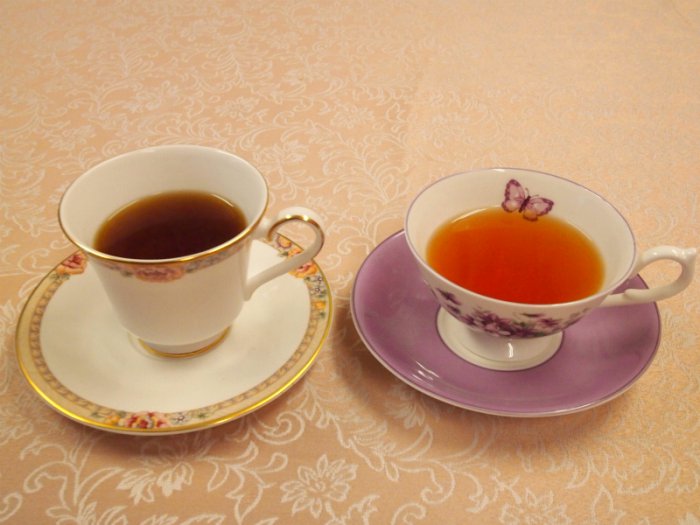 assam tea3 同じアッサムでも、ティーカップを変えると色がこんなに違います。どちらも同じアッサムティーです。
ストレートで飲むときにはぜひ、浅いティーカップを使ってみてくださいね。