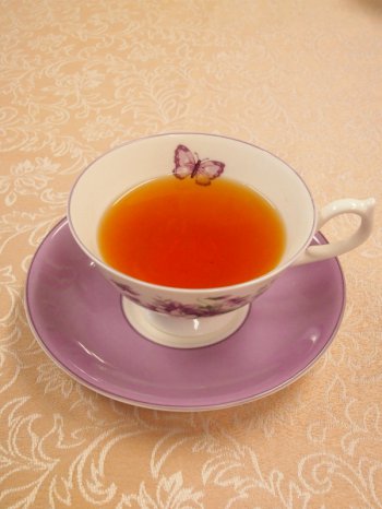assam tea4 キレイな赤褐色のアッサムティー。
いかにも紅茶らしい美しい色合いと、お芋やかぼちゃのようにも感じられる、モルティーフレーバーと呼ばれる独特の芳香が特徴です。