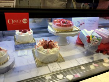 マドモアゼル セのショーケース。いつも可愛らしいケーキが並んでいます。