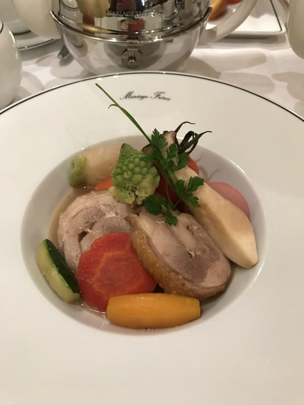 こちらはキュイジーヌ オウ テの「百日鶏のもも肉のポシェ」燻製茶ロワソレイユ香るブイヨン、季節の野菜のフォンダン￥2,300