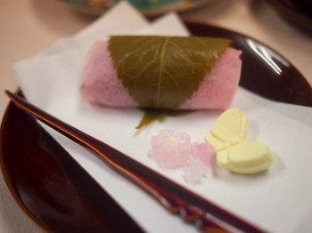 水羊羹や桜餅の他、和三盆の落雁も繊細なダージリンファーストフラッシュによく合います。