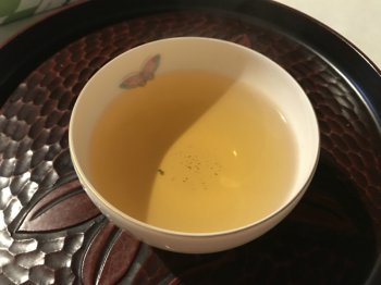ダージリンファーストフラッシュは水色（すいしょく）も緑茶のようです。