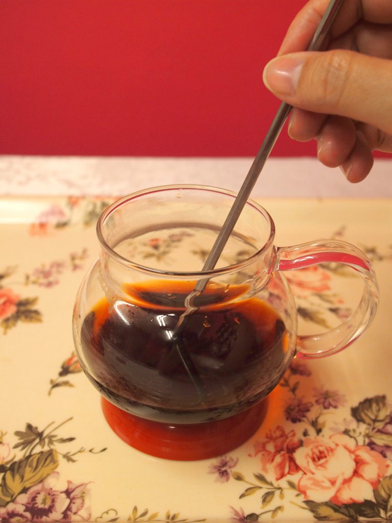 蒸らし終わった茶液はよく混ぜてください。